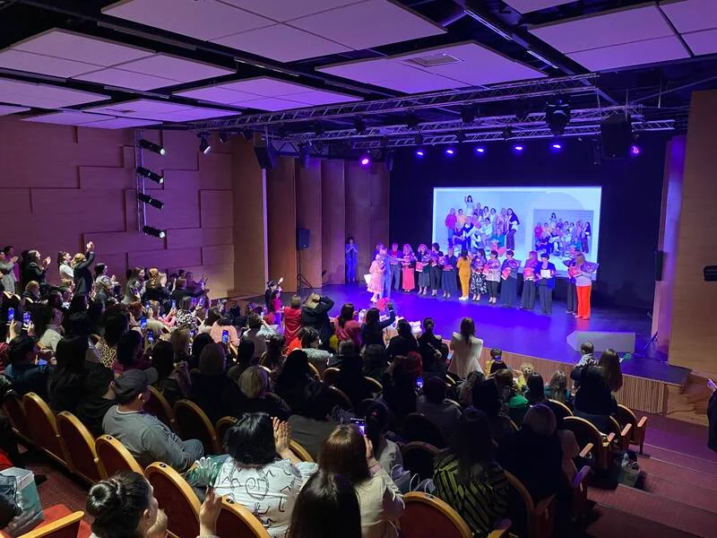 Publiczność oglądająca program sceniczny konferencji Oriflame