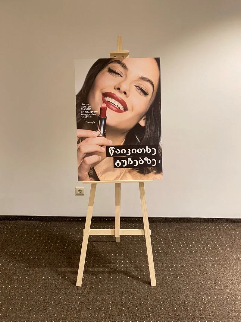Powitalny plakat Oriflame podczas konferencji w Tbilisi