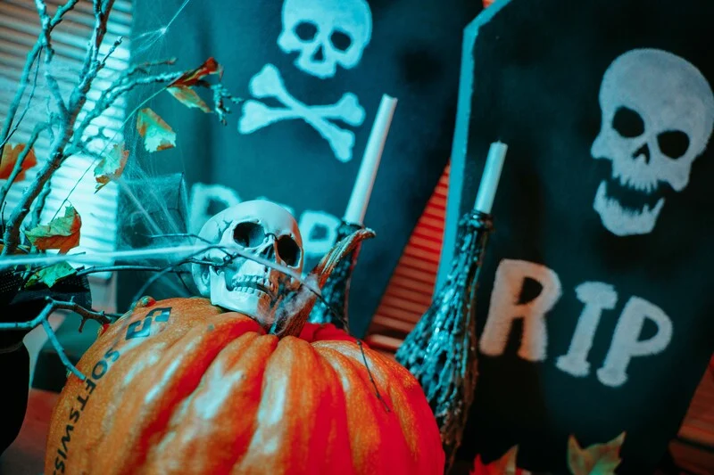 Halloweenowa scenografia z dyniami i czaszkami