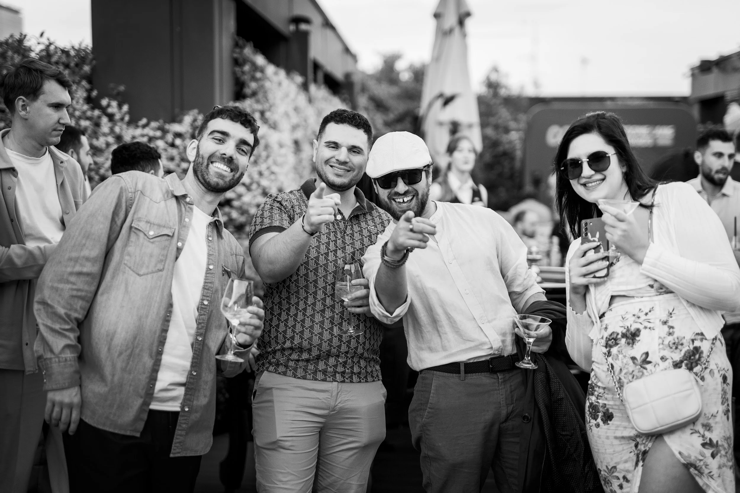 Uczestnicy wspólnie podczas rooftop party