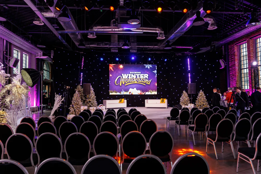 Sala BGaming Winter Wonderland przygotowana przed przybyciem gości