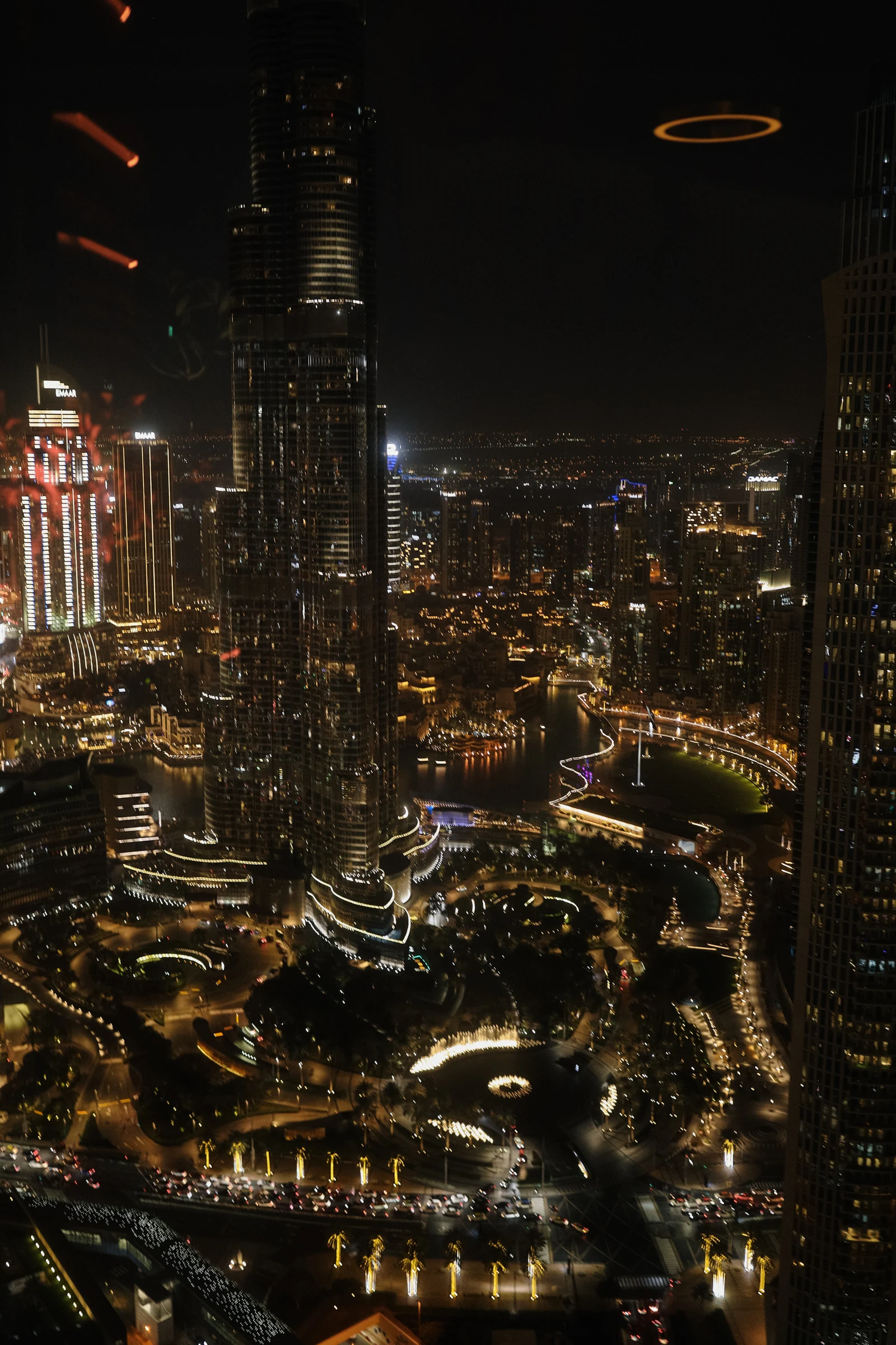 Nocny widok na centrum Dubaju z lokalizacji na dachu