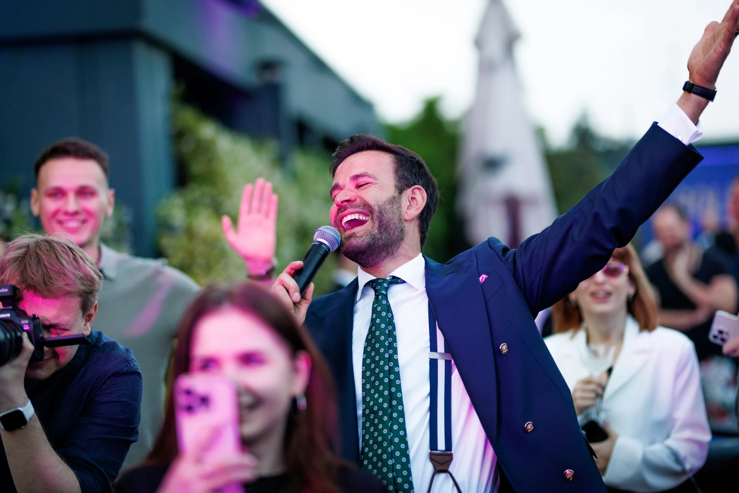 Prowadzący i goście podczas Boomerang Rooftop Party w Mediolanie