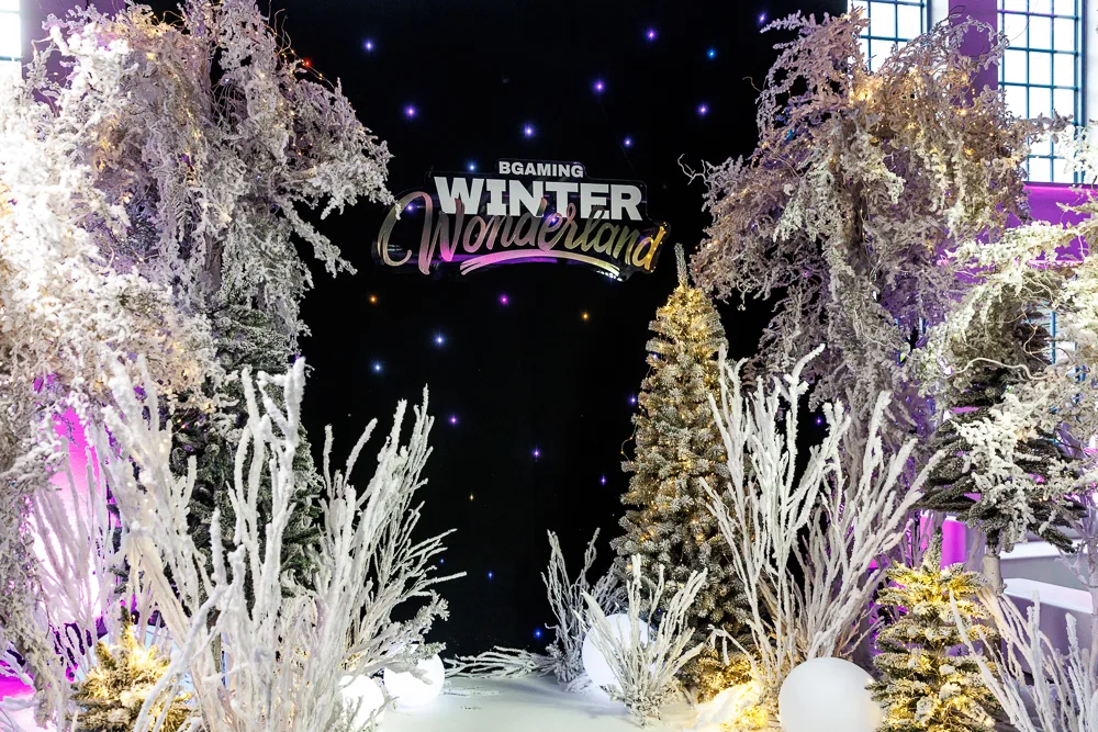 Scena BGaming Winter Wonderland z zimową scenografią i brandingiem
