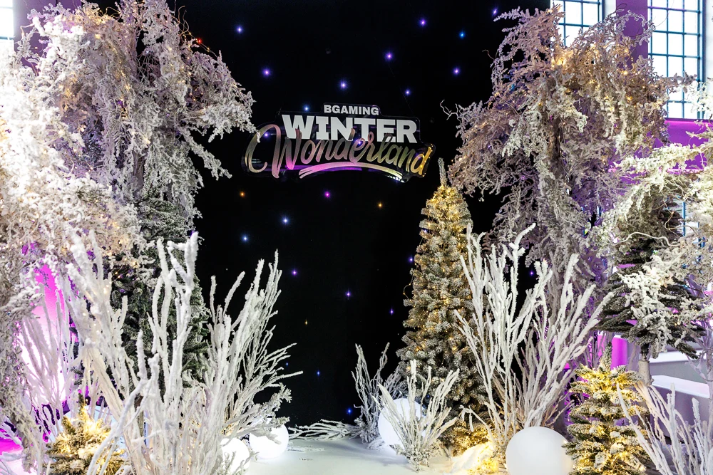 Scena BGaming Winter Wonderland z zimową scenografią i brandingiem