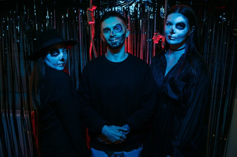 Goście SOFTSWISS w halloweenowych charakteryzacjach podczas eventu firmowego