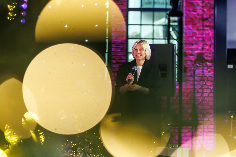 Prowadzący na scenie BGaming Winter Wonderland