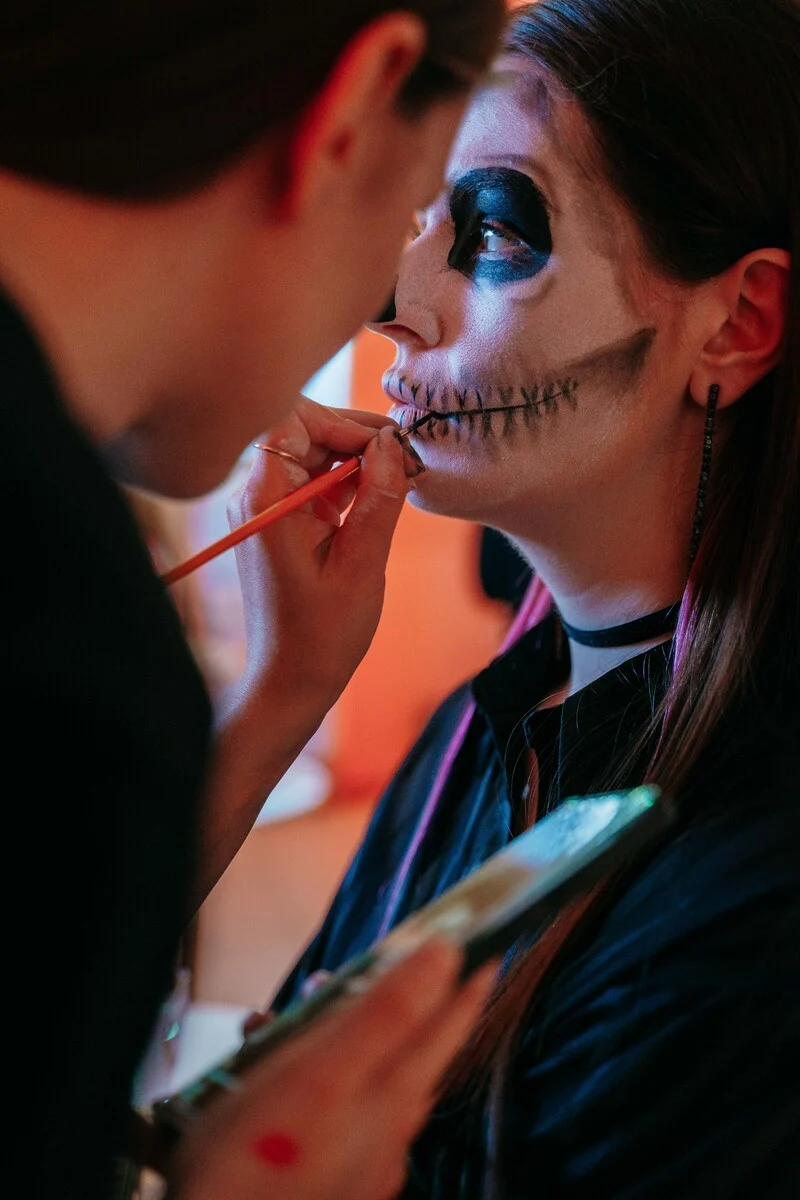Charakteryzacja halloweenowa przygotowywana dla uczestniczki