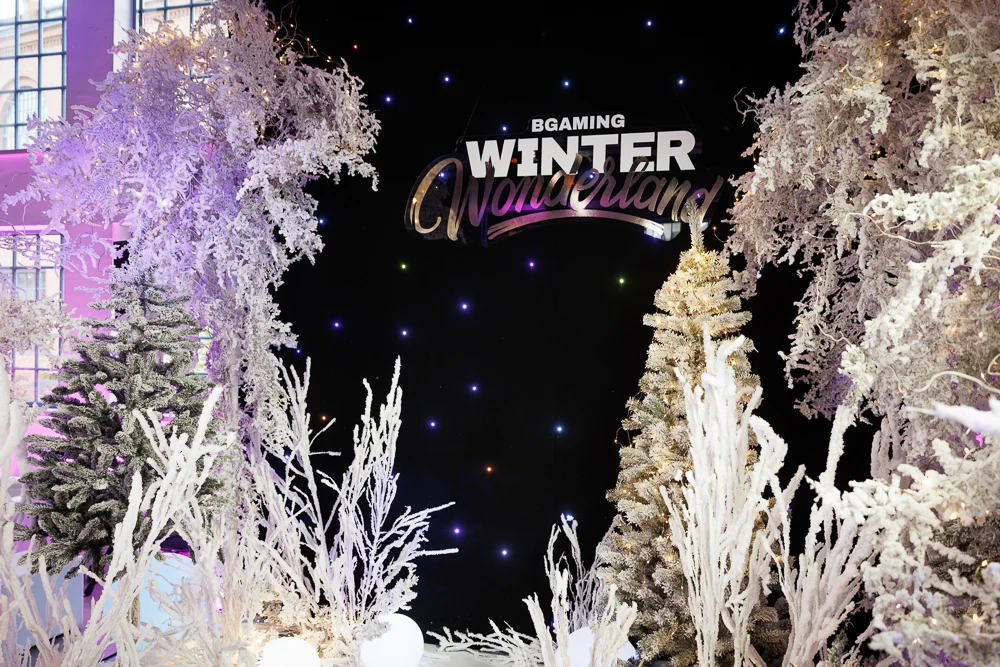 Wejście Winter Wonderland z białymi drzewami i oznakowaniem wydarzenia